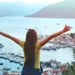 Geçerli görsel: zmir Adnan Menderes Havalimanı çıkış kapısında misafirleri bekleyen İzmirTx logolu geniş bagajlı transfer aracı.